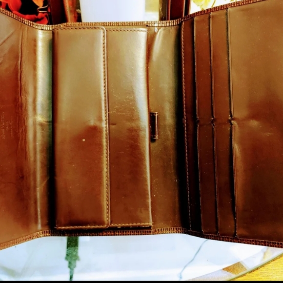 Authentic Louis Vuitton Epi Sarah Long Wallet - Picture 6 of 6